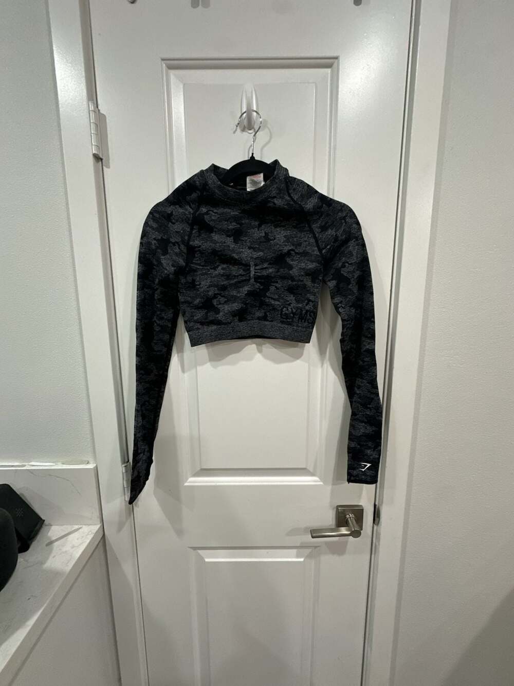 Gymshark Adapt Camo Seamless Long Sleeve Crop Top Black Dark Grey Size Small
